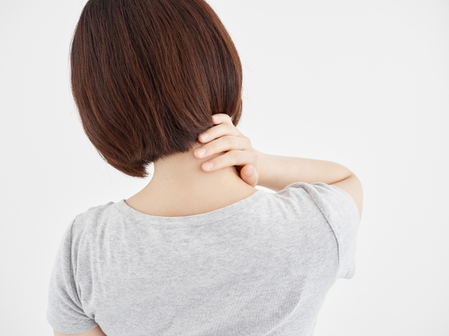 強い衝撃を受けて首が大きく振られる事が原因になります