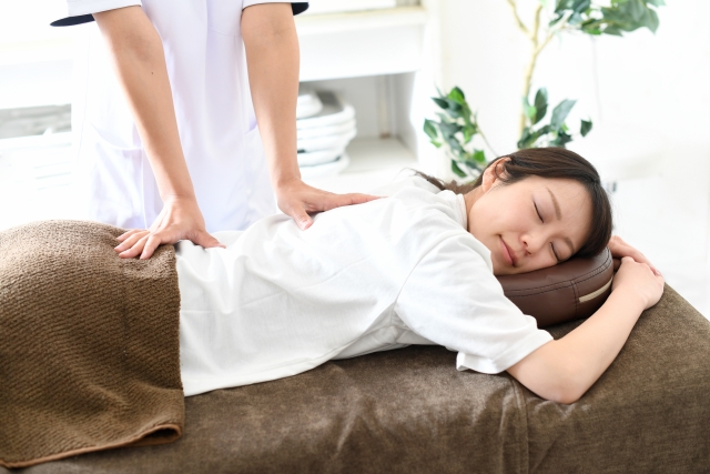 背骨から整える施術で膝への負担を減らし症状を改善します