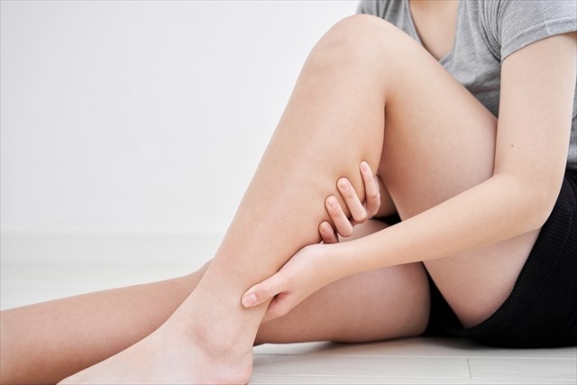 むくみに悩む女性